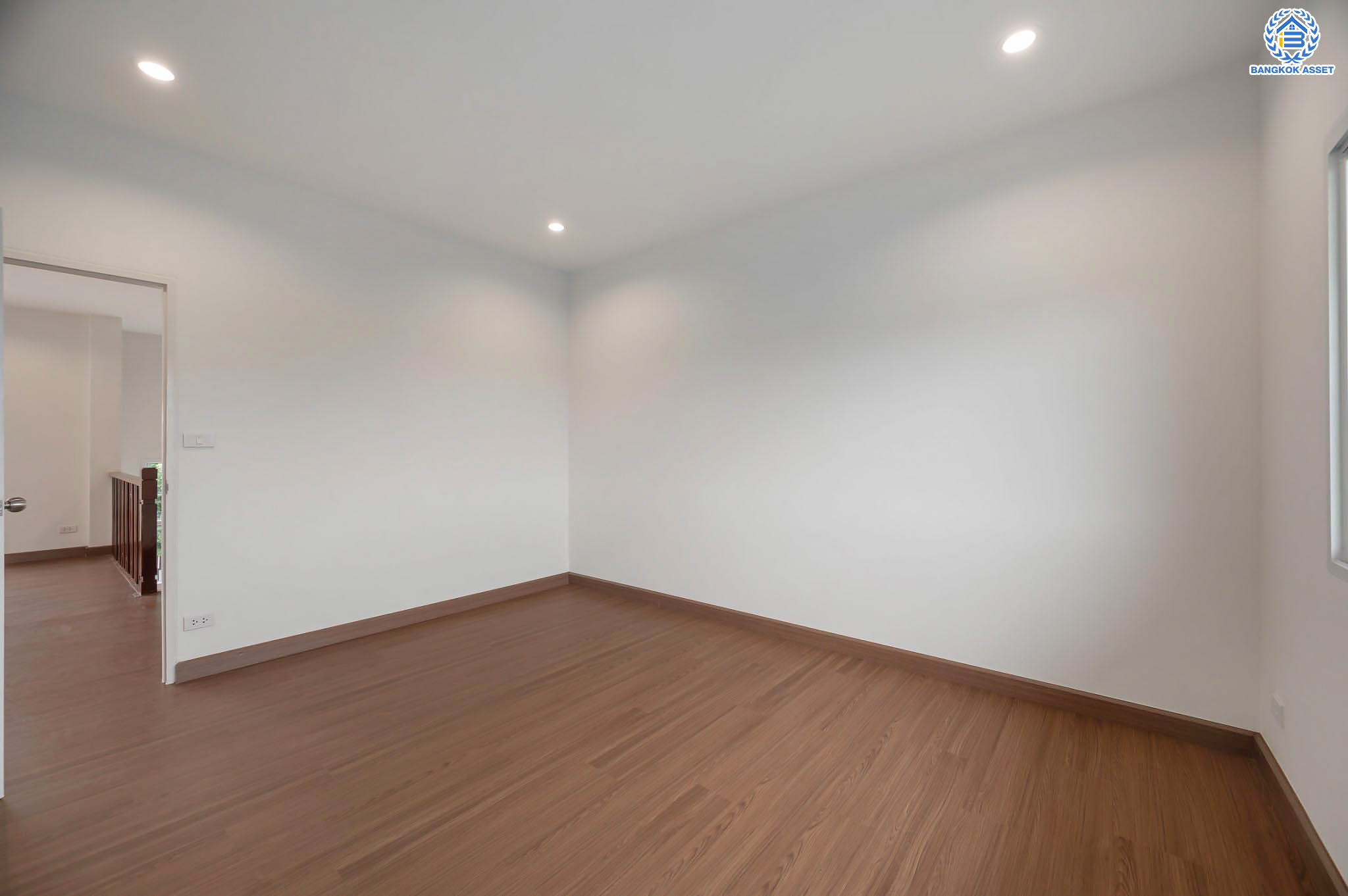 บ้านมือสองตกแต่งใหม่ โครงการ นาราวัลย์ บรมราชชนนี เนื้อที่ 71.8 ตร.ว. ฟังก์ชัน 3 ห้องนอน 4 ห้องน้ำ 1 ห้องแม่บ้าน จอดรถได้ 2 คัน บนพื้นที่ใช้สอยเกือบ 220.58 ตร.ม. พร้อมพื้นที่สีเขียวสนามหญ้ากว้างขวาง ตอบโจทย์ครอบครัวใหญ่ บนทำเลศักยภาพ เชื่อมต่อทั้งถนนกาญจนาภิเษก และทางคู่ขนานลอยฟ้าบรมราชชนนี ใกล้ ม.มหิดล, สถานีขนส่งสายใต้ใหม่ และเซ็นทรัลปิ่นเกล้า